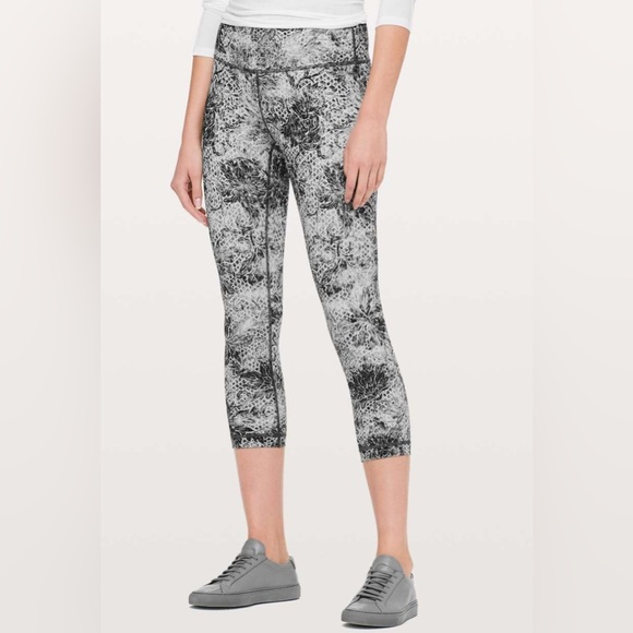 Lululemon Wunder Under Crop (High-Rise) *Full-On Luxtreme 21" - Picture 2 of 9